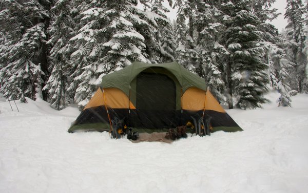 Comment choisir un équipement de camping adapté aux conditions extrêmes?